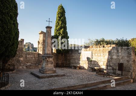 Une chapelle en ruines à l'entrée des Baux-de-Provence dans les Bouches du Rhône en Provence. Banque D'Images