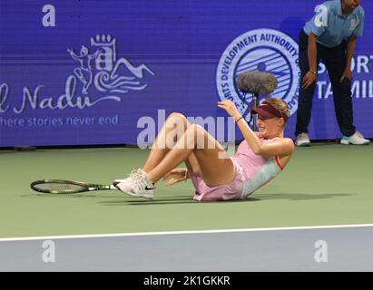 Chennai, Inde, 18th septembre 2022: Chennai Open WTA 250: Magda LINETTE POL vs Linda FRUHVIRTOVA CZE adolescente tchèque Linda Fruhvirtova a terminé sa semaine de percée en capturant son premier titre Hologic WTA Tour singles à l'Open de Chennai en mode retour. Le jeune Fruhvirtova, âgé de 17 ans, a battu la graine n°3 Magda Linette de Pologne 4-6, 6-3, 6-4 en finale de dimanche pour lever son premier trophée de championnat sur la tournée. Banque D'Images