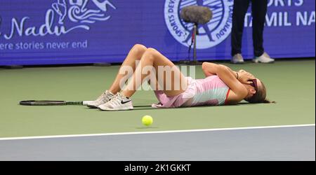 Chennai, Inde, 18th septembre 2022: Chennai Open WTA 250: Magda LINETTE POL vs Linda FRUHVIRTOVA CZE adolescente tchèque Linda Fruhvirtova a terminé sa semaine de percée en capturant son premier titre Hologic WTA Tour singles à l'Open de Chennai en mode retour. Le jeune Fruhvirtova, âgé de 17 ans, a battu la graine n°3 Magda Linette de Pologne 4-6, 6-3, 6-4 en finale de dimanche pour lever son premier trophée de championnat sur la tournée. Banque D'Images