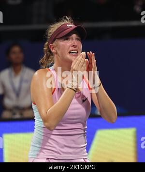 Chennai, Inde, 18th septembre 2022: Chennai Open WTA 250: Magda LINETTE POL vs Linda FRUHVIRTOVA CZE adolescente tchèque Linda Fruhvirtova a terminé sa semaine de percée en capturant son premier titre Hologic WTA Tour singles à l'Open de Chennai en mode retour. Le jeune Fruhvirtova, âgé de 17 ans, a battu la graine n°3 Magda Linette de Pologne 4-6, 6-3, 6-4 en finale de dimanche pour lever son premier trophée de championnat sur la tournée. Banque D'Images