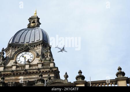 Hôtel de ville de Leeds avec Jet survolant la tour de l'horloge Banque D'Images