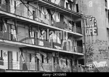 Photo en gros plan en niveaux de gris du palais de la galerie Trafo avec graffiti avant démolition, Prague, République tchèque Banque D'Images