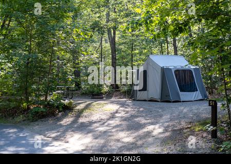 Tente installée dans un terrain de camping en été lors d'un voyage de camping. Photo de haute qualité Banque D'Images