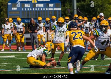 17 septembre 2022: SUNY Brockport Kicker Noah Panepinto (36) lance un but de terrain dans le premier trimestre contre l'Université de Rochester. L'Université de Rochester Yellow Jackets a accueilli les SUNY Brockport Golden Eagles dans le cadre du jeu de conférence Empire 8 de la Division III de la NCAA au stade Edwin Fauver de Rochester, New York. (Jonathan Tenca/CSM) Banque D'Images