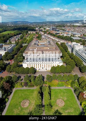 Cardiff, pays de Galles - septembre 2022 : vue aérienne des principaux bureaux administratifs du gouvernement gallois dans le parc Cathays, dans le centre civique de la ville Banque D'Images