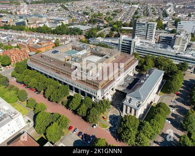 Cardiff, pays de Galles - septembre 2022 : vue aérienne des principaux bureaux administratifs du gouvernement gallois dans le parc Cathays, dans le centre civique de la ville Banque D'Images