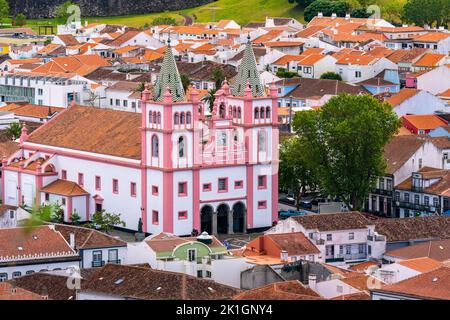 Vue sur la ville avec la cathédrale rose de Santissimo Salvador da se de l'Outeiro da Memoria, à Angra do Heroismo, l'île de Terceira, les Açores, Portugal. Banque D'Images