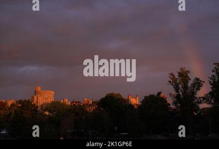 Un arc-en-ciel est vu au-dessus du château de Windsor dans le Berkshire. Date de la photo: Dimanche 18 septembre 2022. Banque D'Images