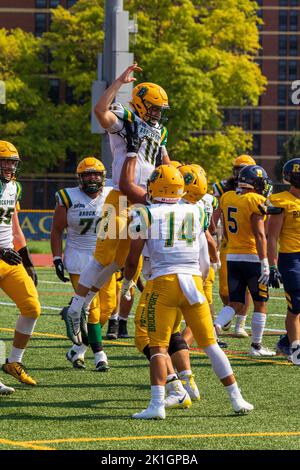 17 septembre 2022 : le quarterback de SUNY Brockport, Todd Simmons (11), célèbre après avoir obtenu une note contre l'Université de Rochester. L'Université de Rochester Yellow Jackets a accueilli les SUNY Brockport Golden Eagles dans le cadre du jeu de conférence Empire 8 de la Division III de la NCAA au stade Edwin Fauver de Rochester, New York. (Jonathan Tenca/CSM) Banque D'Images