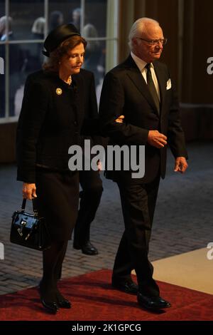 Le roi de Suède Carl XVI Gustaf et la reine Silvia arrivent pour une réception organisée par le roi Charles III à l'intention des chefs d'État et des invités officiels d'outre-mer, au Palais de Buckingham à Londres, devant les funérailles de la reine Elizabeth II Date de la photo: Dimanche 18 septembre 2022. Banque D'Images