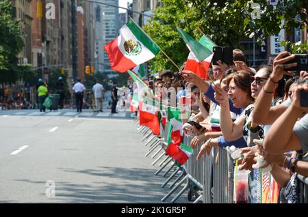 Des spectateurs sont vus agitant les drapeaux mexicains lors de la parade annuelle de la fête mexicaine le long de Madison Avenue à New York le 18 septembre 2022. Banque D'Images