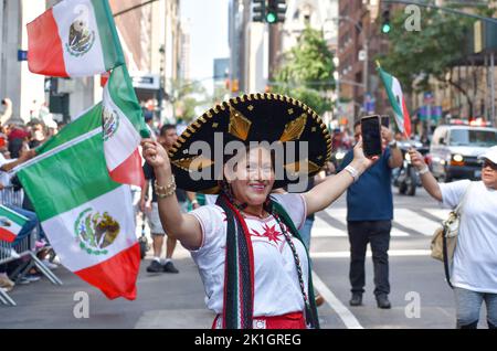 Un participant plus âgé est vu paver un drapeau mexicain avec fierté lors de la parade annuelle de la fête mexicaine le long de Madison Avenue. Crédit : Ryan Rahman/Alay Live News. Banque D'Images