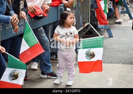 Un jeune participant est vu paver un drapeau mexicain avec fierté lors de la parade annuelle de la fête mexicaine le long de Madison Avenue. Crédit : Ryan Rahman/Alay Live News. Banque D'Images