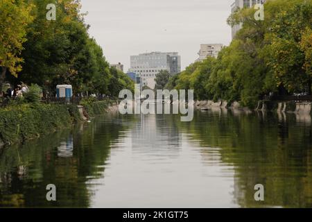 Bucarest, Roumanie - 17 septembre 2022: Rivière Dambovita dans le centre de Bucarest. Banque D'Images