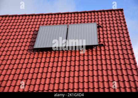 Des panneaux solaires sur un toit Banque D'Images