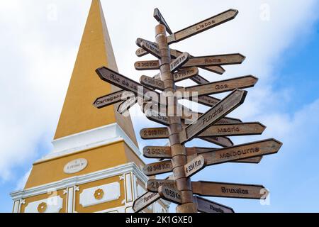 Flèches directionnelles sur un panneau indiquant les distances vers les villes du monde sur le terrain de l'Outeiro da Memoria, à Angra do Heroismo, l'île de Terceira, les Açores, le Portugal. Banque D'Images