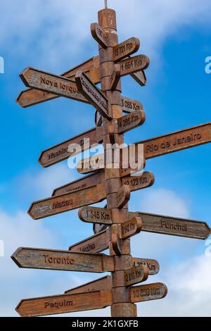 Flèches directionnelles sur un panneau indiquant les distances vers les villes du monde sur le terrain de l'Outeiro da Memoria, à Angra do Heroismo, l'île de Terceira, les Açores, le Portugal. Banque D'Images