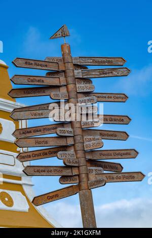 Flèches directionnelles sur un panneau indiquant les distances vers les villes portugaises sur le terrain de l'Outeiro da Memoria, à Angra do Heroismo, île de Terceira, Açores, Portugal. Banque D'Images