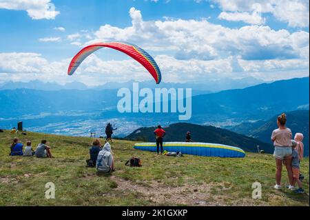 Gerlitzen, Carinthie, Autriche - 01 août 2022 : les gens qui regardent Un parapente dénoteront du sommet de Gerlitzen Alpe en Autriche Banque D'Images