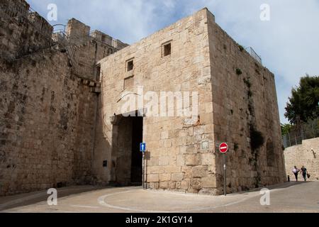 Porte de Sion de la vieille ville de Jérusalem - Israël : 22 avril 2022. Bâtiments historiques en Terre Sainte Banque D'Images