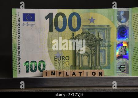 le mot inflation avec des briques de wodden et un billet de banque de l'euro Banque D'Images