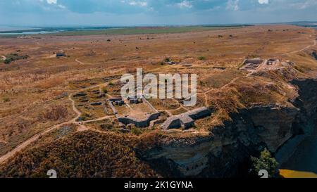 Vue aérienne du cap Dolosman avec la forteresse d'Argamum située dans le comté de Tulcea, en Roumanie, près du lac Razim. La photographie a été prise à partir d'un drone en milieu de journée Banque D'Images