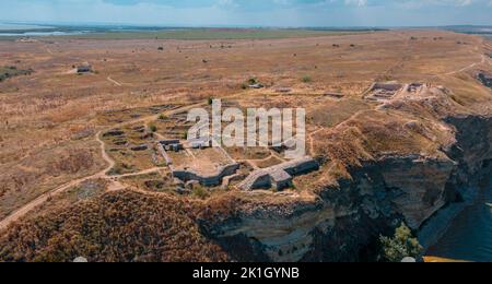 Vue aérienne du cap Dolosman avec la forteresse d'Argamum située dans le comté de Tulcea, en Roumanie, près du lac Razim. La photographie a été prise à partir d'un drone en milieu de journée Banque D'Images