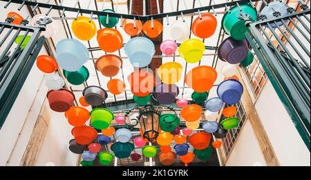 Ensemble de vaisselle colorée en magasin Banque D'Images
