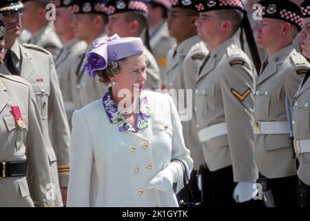 La reine Elizabeth visite Calgary, en Alberta, les Calgary Highlanders à 27 juin 1990 lors de sa tournée au Canada Banque D'Images