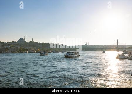 Vue sur Istanbul. La Corne d'Or et la Mosquée Suleymaniye au coucher du soleil avec les ferries. Istanbul Turquie - 8.20.2022 Banque D'Images