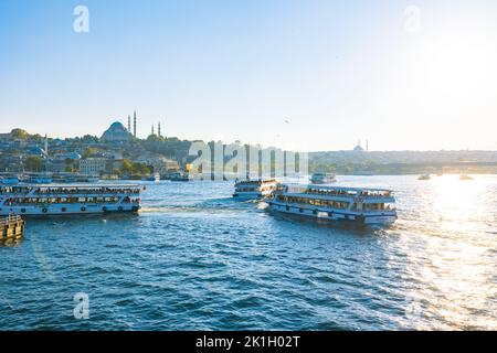 Vue sur Istanbul depuis le pont de Galata. Ferries sur la Corne d'Or et la mosquée Suleymaniye au coucher du soleil en été. Istanbul Turquie - 8.20.2022 Banque D'Images