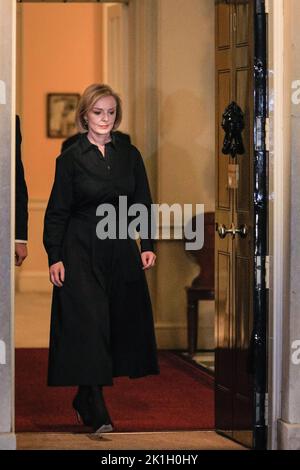 Londres, Royaume-Uni. 18th septembre 2022. Liz Truss, Premier ministre britannique, Hold est une minute de silence devant le 10 Downing Street à Westminster ce soir. Cela fait partie d'une veillée nationale avant les funérailles de la reine Elizabeth II demain. Credit: Imagetraceur/Alamy Live News Banque D'Images