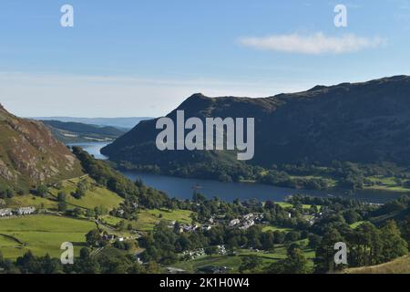 Vue sur Glenridding et Ullswater, Lake District, Royaume-Uni, vers Birk Fell et Bleaberry Knott se levant à la place est tombé sur une journée claire et sèche au début de l'automne. Banque D'Images