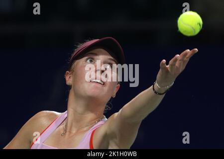 Chennai, Tamil Nadu, Inde. 18th septembre 2022. Linda Fruhvirtova de la République tchèque en action contre Magda Linetta de Pologne lors de la finale féminine de la WTA tour Chennai Open 2022 Tournoi de tennis à Chennai. (Image de crédit : © Sri Loganathan/ZUMA Press Wire) Banque D'Images