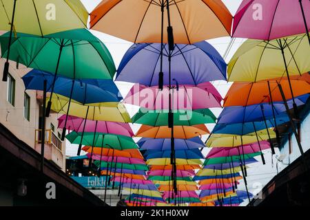 Parasols colorés à Guatape dans la ville balnéaire andine de Colombie Banque D'Images