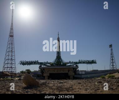 Baïkonur , Kazakhstan. 18 septembre 2022. Le portique de service est fermé autour de l'engin spatial russe Soyouz MS-22 et de la fusée d'appoint au plateau de lancement 31 du cosmodrome de Baïkonour, à 18 septembre 2022, à Baïkonour, au Kazakhstan. L'astronaute Frank Rubio de la NASA, membre de l'équipage de l'expédition internationale de la Station spatiale 68, et les cosmonautes Sergey Prokopyev et Dmitri Petelin de Roscosmos, sont sur le point de lancer 21 septembre au laboratoire en orbite. Credit: Bill Ingalls/NASA/Alamy Live News Banque D'Images