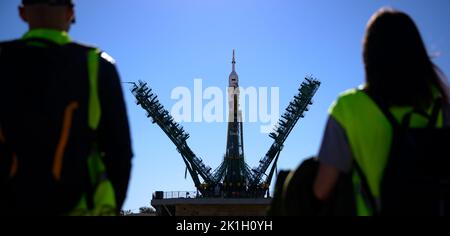 Baïkonur , Kazakhstan. 18 septembre 2022. Le portique de service est fermé autour de l'engin spatial russe Soyouz MS-22 et de la fusée d'appoint au plateau de lancement 31 du cosmodrome de Baïkonour, à 18 septembre 2022, à Baïkonour, au Kazakhstan. L'astronaute Frank Rubio de la NASA, membre de l'équipage de l'expédition internationale de la Station spatiale 68, et les cosmonautes Sergey Prokopyev et Dmitri Petelin de Roscosmos, sont sur le point de lancer 21 septembre au laboratoire en orbite. Credit: Bill Ingalls/NASA/Alamy Live News Banque D'Images