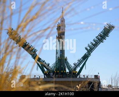 Baïkonur , Kazakhstan. 18 septembre 2022. Le portique de service est fermé autour de l'engin spatial russe Soyouz MS-22 et de la fusée d'appoint au plateau de lancement 31 du cosmodrome de Baïkonour, à 18 septembre 2022, à Baïkonour, au Kazakhstan. L'astronaute Frank Rubio de la NASA, membre de l'équipage de l'expédition internationale de la Station spatiale 68, et les cosmonautes Sergey Prokopyev et Dmitri Petelin de Roscosmos, sont sur le point de lancer 21 septembre au laboratoire en orbite. Credit: Bill Ingalls/NASA/Alamy Live News Banque D'Images