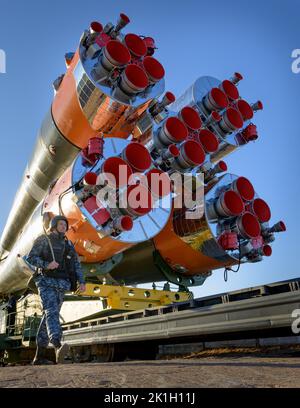 Baïkonur , Kazakhstan. 18 septembre 2022. Un soldat russe garde tandis que le vaisseau spatial Soyouz MS-22 et la fusée d'appoint sont déployés par train pour lancer le bloc 31 du cosmodrome de Baïkonour, 18 septembre 2022, à Baikonour, au Kazakhstan. L'astronaute Frank Rubio de la NASA, membre de l'équipage de l'expédition internationale de la Station spatiale 68, et les cosmonautes Sergey Prokopyev et Dmitri Petelin de Roscosmos, sont sur le point de lancer 21 septembre au laboratoire en orbite. Credit: Bill Ingalls/NASA/Alamy Live News Banque D'Images