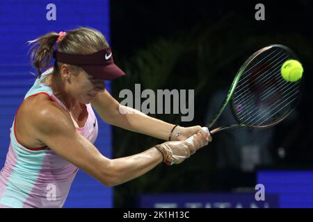 Chennai, Tamil Nadu, Inde. 18th septembre 2022. Linda Fruhvirtova de la République tchèque en action contre Magda Linetta de Pologne lors de la finale féminine de la WTA tour Chennai Open 2022 Tournoi de tennis à Chennai. (Image de crédit : © Sri Loganathan/ZUMA Press Wire) Banque D'Images