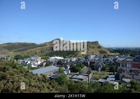 Vue sur l'ancien volcan Arthurs siège à Édimbourg, Écosse Banque D'Images