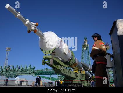 Baïkonour, Kazakhstan. 18th septembre 2022. Les équipes de pompiers russes observent le déploiement par train du satellite Soyouz MS-22 et de la fusée d'appoint pour lancer le patin 31 du cosmodrome de Baïkonour, au 18 septembre 2022, à Baïkonour, au Kazakhstan. L'astronaute Frank Rubio de la NASA, membre de l'équipage de l'expédition internationale de la Station spatiale 68, et les cosmonautes Sergey Prokopyev et Dmitri Petelin de Roscosmos, sont sur le point de lancer 21 septembre au laboratoire en orbite. Credit: Bill Ingalls/NASA/Alamy Live News Banque D'Images