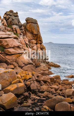 Paysage de granit rose ou rouge en France, Bretagne. Banque D'Images