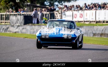 Le Royal automobile Club TT célèbre la pratique officielle avec une Corvette Stingray Bounding Woodcote de Chevrolet au Goodwood Revival Festival du circuit de Goodwood, à Goodwood, au Royaume-Uni, le 16 septembre 2022. Photo de Phil Hutchinson. Utilisation éditoriale uniquement, licence requise pour une utilisation commerciale. Aucune utilisation dans les Paris, les jeux ou les publications d'un seul club/ligue/joueur. Banque D'Images