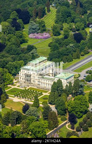 Vue aérienne, Villa Hügel et parc avec fleurs de rhododendron, ancienne résidence et maison représentative de la famille industrielle Krupp, Essen-Breden Banque D'Images