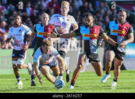 Alex Lewington et Joe Marchant se bousculent pour le ballon lors du match de rugby Gallagher Premiership entre Harlequins et Saracens à Twickenham Stoop Banque D'Images