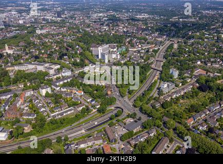 Vue aérienne, autoroute A52 avec intersection de la route fédérale Ruhrallee B227, immeuble de bureaux Ruhrturm, Bergerhausen, Essen, région de Ruhr, Rhénanie-du-Nord-Westphalie Banque D'Images