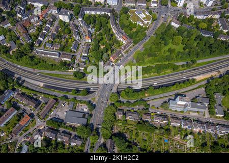 Vue aérienne, autoroute A52 avec intersection de la route fédérale B227 de Ruhrallee, Bergerhausen, Essen, région de la Ruhr, Rhénanie-du-Nord-Westphalie, Allemagne, Freeway A52, Banque D'Images