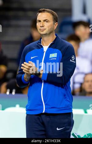 18th septembre 2022 ; Emirates Arena , Glasgow, Écosse ; Davis Cup tennis, Grande-Bretagne contre le Kazakhstan: Joe Salisbury/Neal Skupski v Alexander Bublik/Aleksandr Nedovyesov Capitaine - Yuriy Schukin fête après que le Kazakhstan a gagné la deuxième se sur un disjoncteur de cravate pour le faire 1-1 Banque D'Images