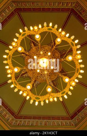 Intérieur de synagogue de Sofia ou chandelier de Shul vu d'en bas à Sofia, Bulgarie, Europe de l'est, Balkans, UE Banque D'Images